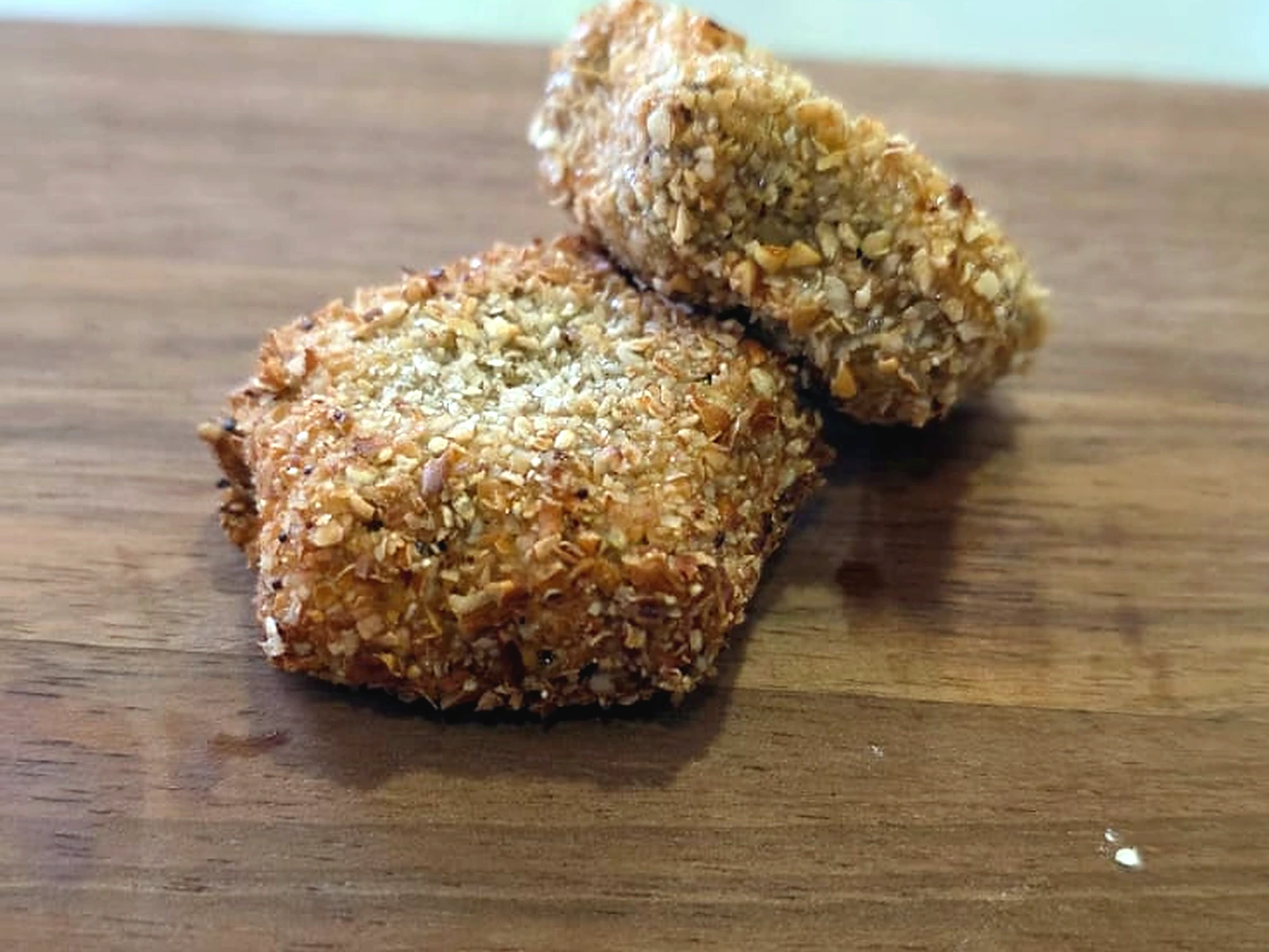Nuggets MEGAGETS dorados sobre una mesa de madera