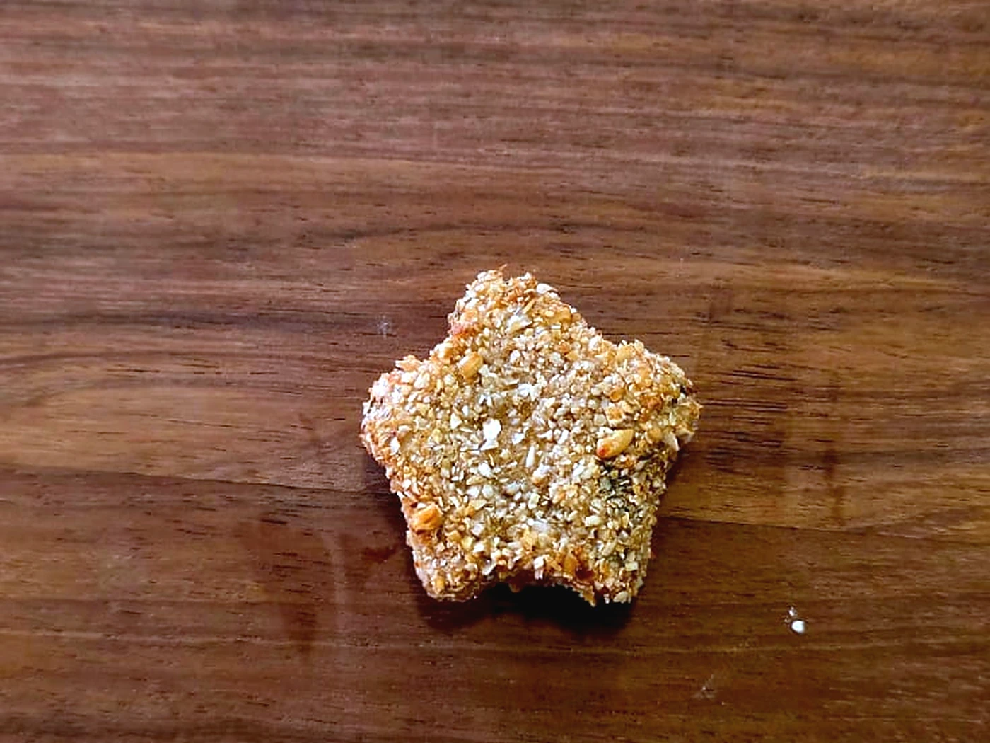 Nugget MEGAGETS dorado sobre tabla de madera